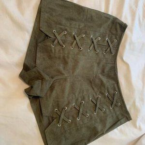 Adorable Army Green Shorts 💚 size L